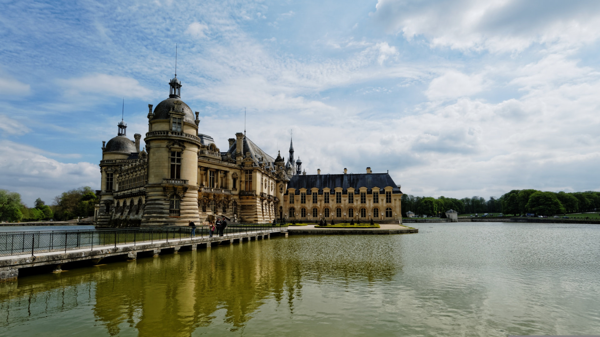 Château de Chantilly reflected in its lake