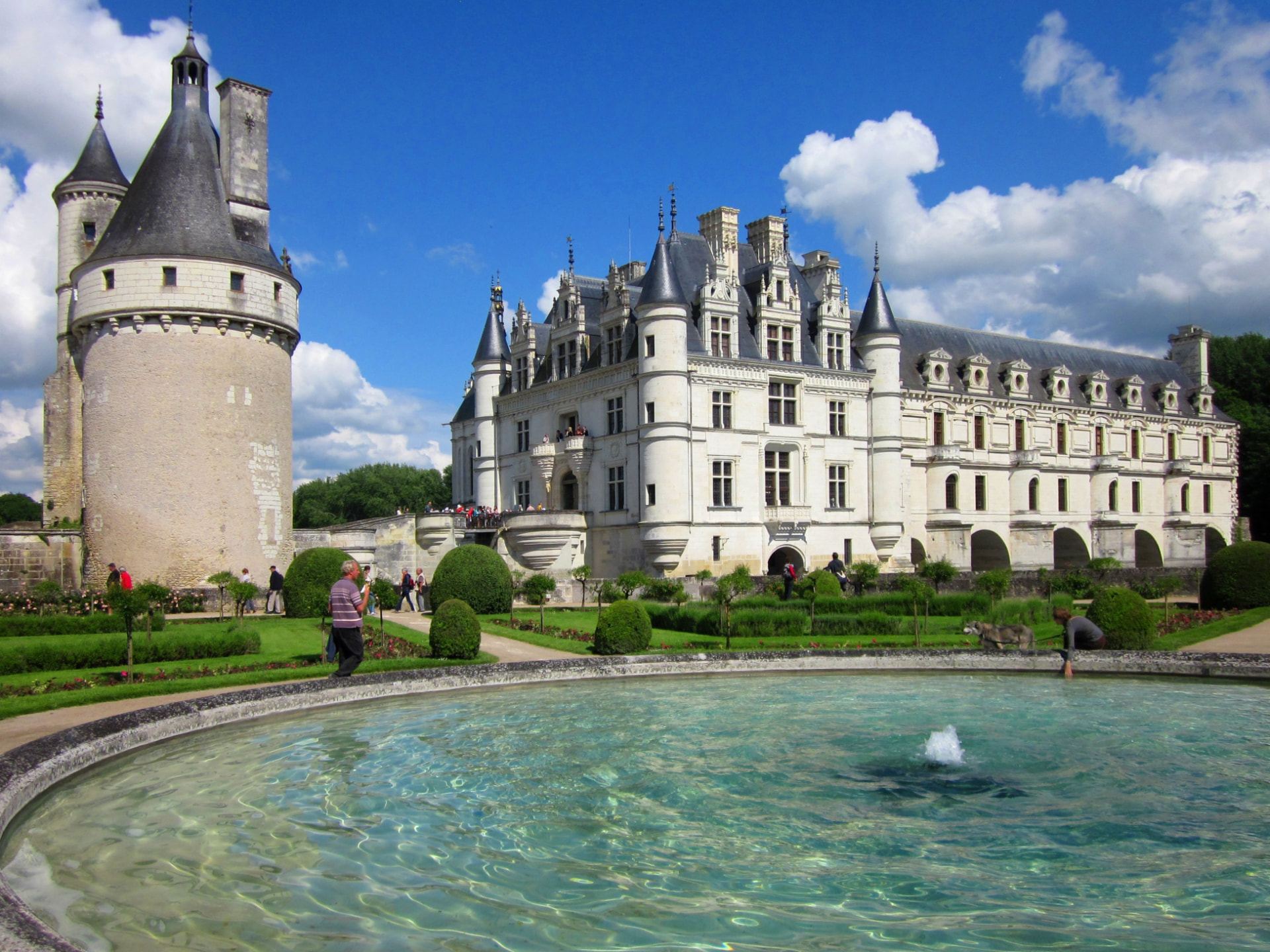 Chenonceau's gardens and fountain