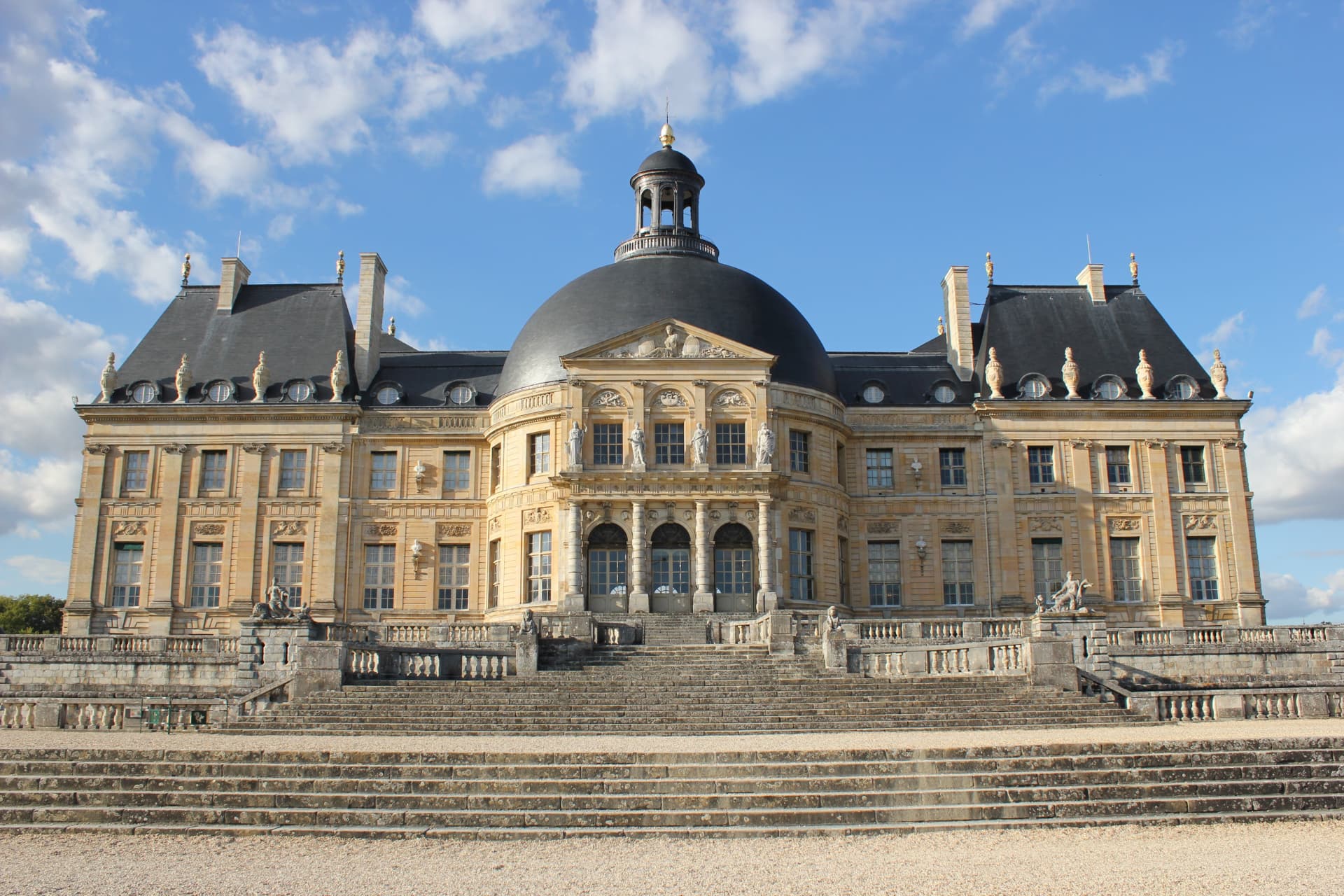 Vaux-le-Vicomte's dome seen from the forecourt