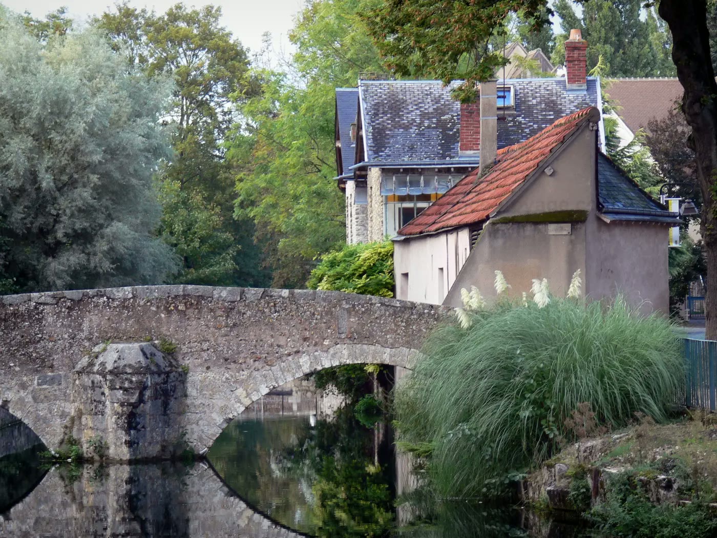 The old bridge over the Eure river