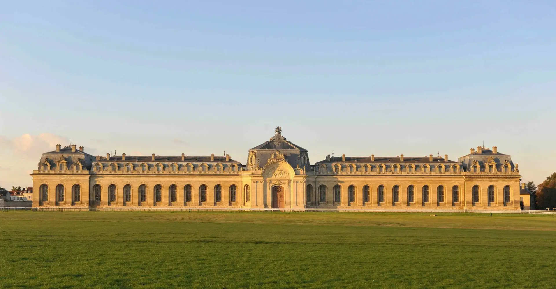 2000 2000 vue des grandes ecuries de chantilly c 2009 jean louis aubert 8fea3c7e72b1386e2c8a604f7399104a